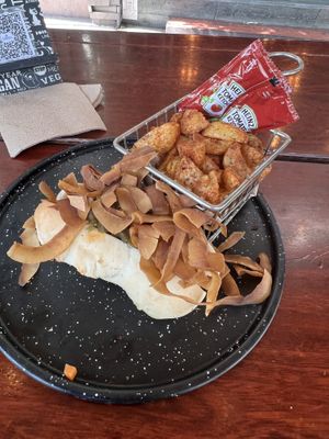 Hot dog sencillo con papas   at U.to.pi.a in Mexico City