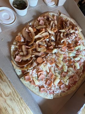 Pizza de carnes veganas/ hawaiana   at U.to.pi.a in Mexico City