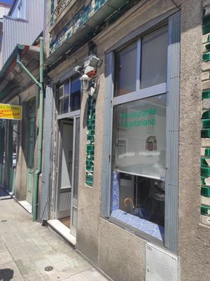 Front entrance at Salpicos Verdes in Porto