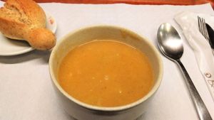 Veggie soup + bread at Salpicos Verdes in Porto