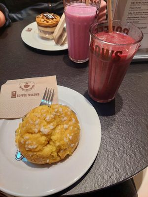 Berry Smoothie & Veganes Muffin at Coffee Fellows - My Zeil in Frankfurt