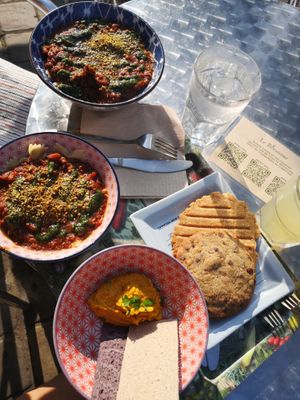 Excellent bowls and desserts at Le Botaniste in Ghent