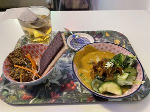 Seeweed tartar, veggie peanut-curry Noël at Le Botaniste in Ghent