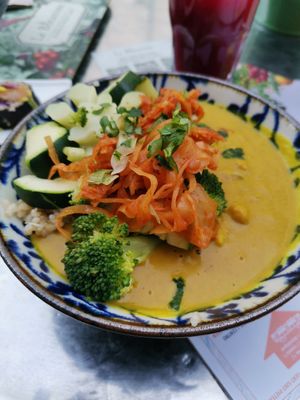 Rice and curry bowl at Le Botaniste in Ghent