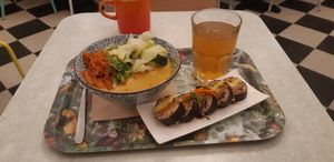 Tibetan mama bowl and shusi roll at Le Botaniste in Ghent
