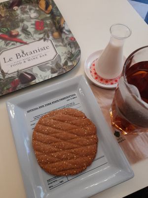 Earl grey tea, oat milk, peanut butter biscuit at Le Botaniste in Ghent