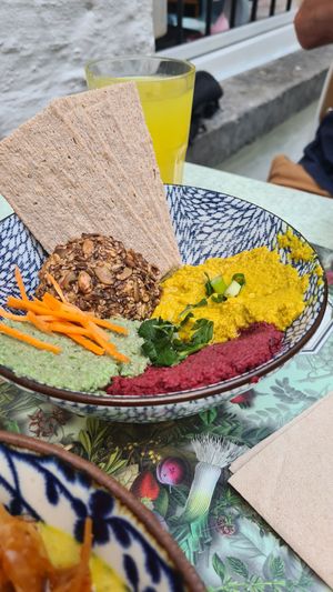 Mezze with different spreads at Le Botaniste in Ghent