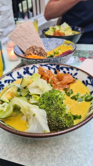 Tibetan Mama
Brown rice, coconut peanut butter curry sauce, steamed greens, kimchi. at Le Botaniste in Ghent