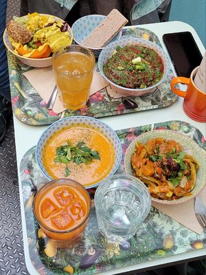 Different small bowls for trying everything at Le Botaniste in Ghent