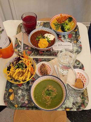 Different small bowls for trying everything at Le Botaniste in Ghent