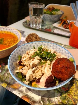 Fall salad with beetroot, lentils and jackfruit tuna at Le Botaniste in Ghent