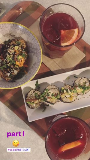 Red detox juice, sushi roll & seaweed tartare at Le Botaniste in Ghent