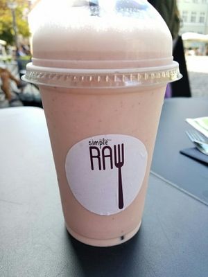 strawberry shake at simpleRAW in Copenhagen