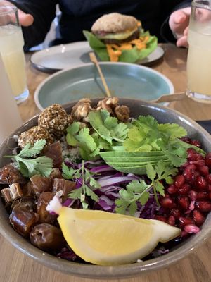Falafel Bowl, vegan Burger at simpleRAW in Copenhagen