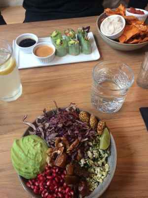 Middle Eastern Bowl with spring rolls and veggie crisps (april 2018) at simpleRAW in Copenhagen