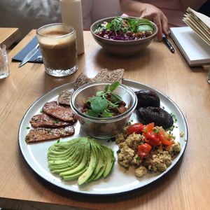 Weekend Brunch and Tempeh Bowl plus coffees at simpleRAW in Copenhagen