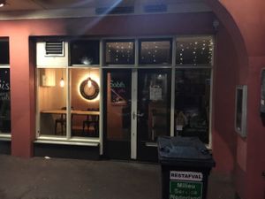 outside at night  at De Hummus House - Sint Antoniesbreestraat in Amsterdam