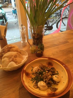 Classic hummus with homemade pita at De Hummus House - Sint Antoniesbreestraat in Amsterdam