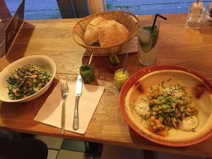 Tabuleh Salat und Hummus mit Guacamole  at De Hummus House - Sint Antoniesbreestraat in Amsterdam