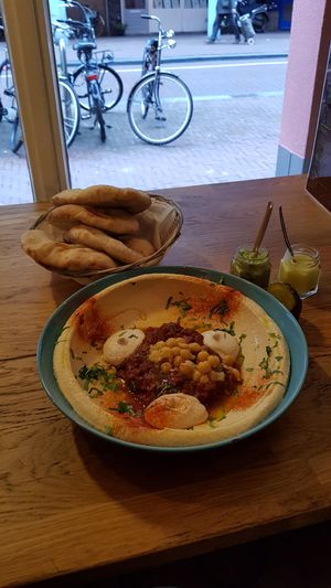 Classic hummus with matbuha at De Hummus House - Sint Antoniesbreestraat in Amsterdam