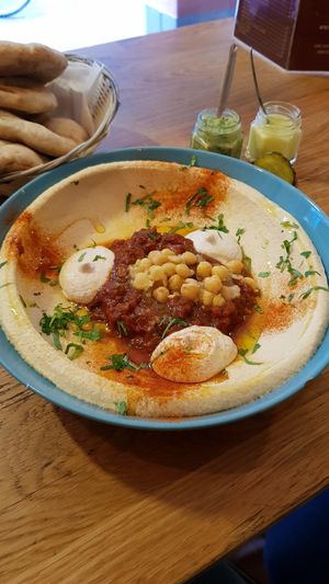 Classic hummus with matbuha at De Hummus House - Sint Antoniesbreestraat in Amsterdam