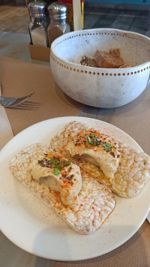 Toasts with homemade hummus at Fang i Aram in Menorca