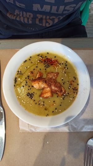 Zucchini soup with croutons at Fang i Aram in Menorca