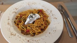 Vegan fideuà with garlic mayonese at Fang i Aram in Menorca