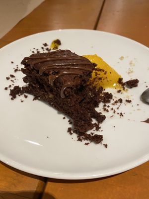 Brownie y sorbete de mango (a medio comer)   at Fang i Aram in Menorca