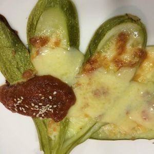 ABANICO DE CALABACÍN CON QUESO VEGANO Y SALSA DE TOMATE at Fang i Aram in Menorca