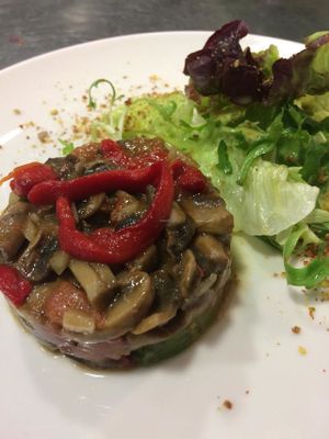 CEVICHE DE CHAMPIÑONES CON PIMIENTO ROJO Y ENSALADA at Fang i Aram in Menorca