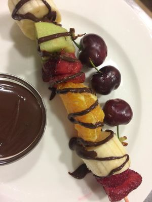 PINCHO DE FRUTA CON CHOCOLATE FUNDIDO VEGANO at Fang i Aram in Menorca