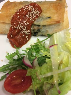 CRUJIENTE DE ESPINACAS Y VERDURAS CON SALSA DE TOMATES SECOS Y ENSALADA at Fang i Aram in Menorca