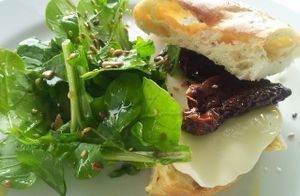 FOCACCIA DE QUESO VEGANO Y TOMATE SECO at Fang i Aram in Menorca