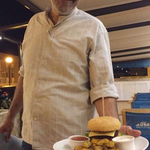 HAMBURGUESA DE QUORN CON QUESO Y PATATAS AL HORNO, MOSTAZA Y KETCHUP DE JENGIBRE at Fang i Aram in Menorca