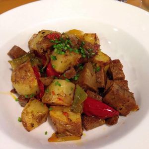 FRITO MALLORQUÍN DE SEITÁN Y PATATAS AL HORNO at Fang i Aram in Menorca