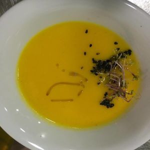 CREMA DE CALABAZA Y ZANAHORIA CON GERMINADOS Y SÉSAMO NEGRO at Fang i Aram in Menorca