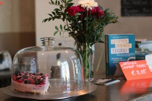 raw vegan cake  at LOLA was here in Berlin