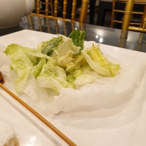 cabbage salad on fried rice paper at SanChon Korean Temple Cooking - 산촌 사찰음식전문점 in Seoul