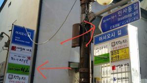Directions: look for these signage in between Insadong 8-gil and 6-gil. this small lane does NOT appear on Google map at SanChon Korean Temple Cooking - 산촌 사찰음식전문점 in Seoul