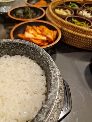 Mit Hot Stone Reis at SanChon Korean Temple Cooking - 산촌 사찰음식전문점 in Seoul