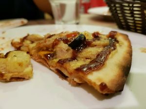 What was left after a few minutes later. need we say more? the thin crust is just right for the amount of toppings i would say. not too shabby. at Brownice Italian Bistro in East Singapore