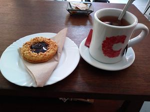berry cookie and tea at Fram Cafe in Bologna