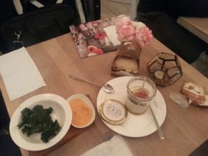kale chips and cake at Think Love Juices & Vegan Food in Warsaw