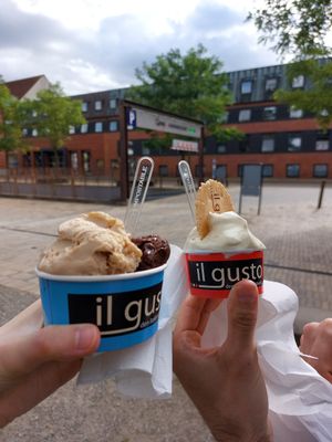 Vegan hazelnut and chocolate on the left (not vegan on the right) at Il Gusto in Odense