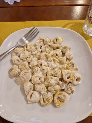 Tortellini in cream sauce at Io Veg in Modena