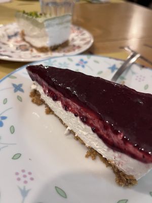 Torta simil cheesecake ai frutti di bosco (anche al pistacchio) vegan   at Io Veg in Modena