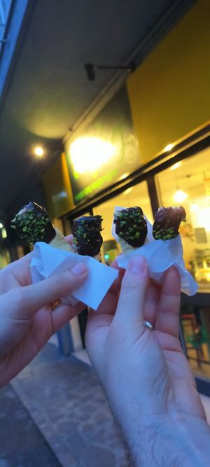 Biscotti con cioccolato e pistacchi at Io Veg in Modena