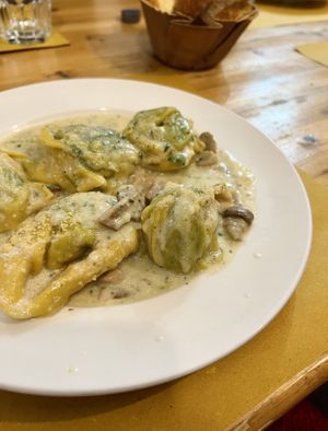 Tortelloni ripieni di tofu e spinaci con sugo ai funghi  at Io Veg in Modena