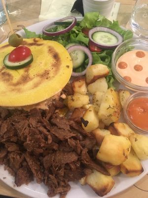 Vegan kebab, turmeric bread, potatoes and salad at O'Vita in Parma